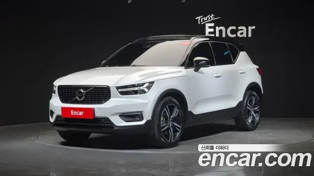 Volvo XC40 2021 — Photo 1/20