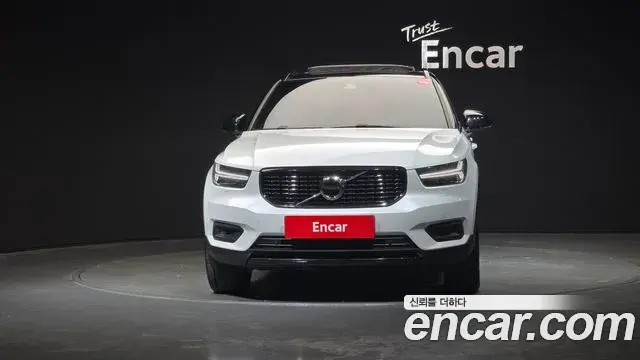 Volvo XC40 2021 — Photo 16/20