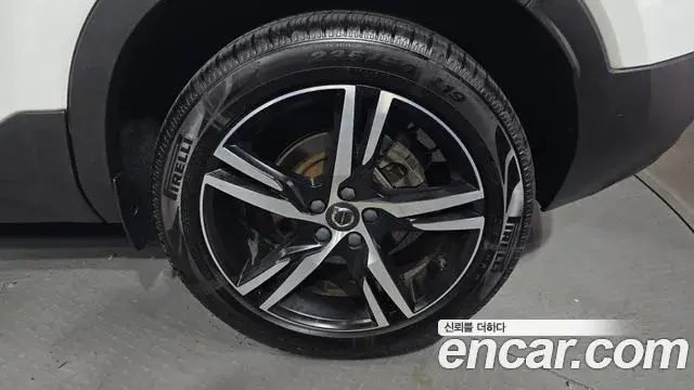 Volvo XC40 2021 — Photo 14/20