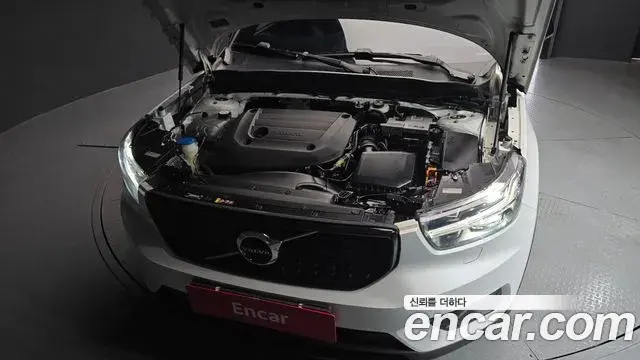 Volvo XC40 2021 — Photo 4/20