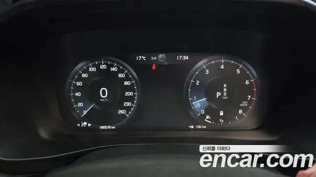 Volvo XC40 2021 — Photo 9/20