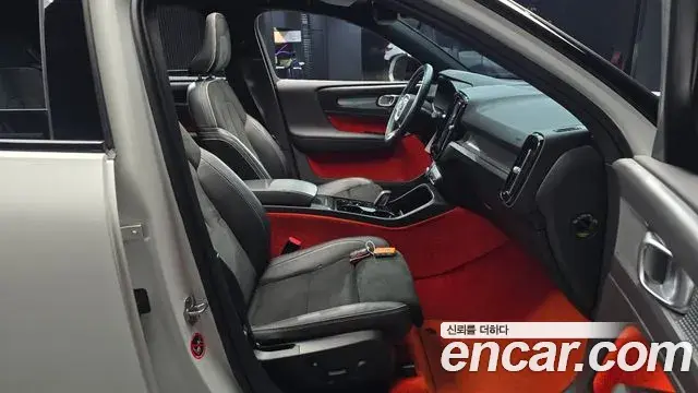 Volvo XC40 2021 — Photo 15/20