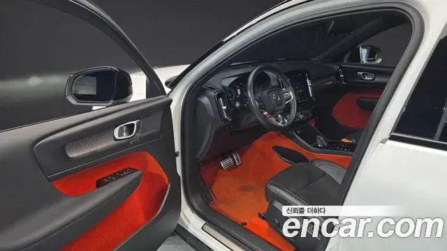 Volvo XC40 2021 — Photo 6/20
