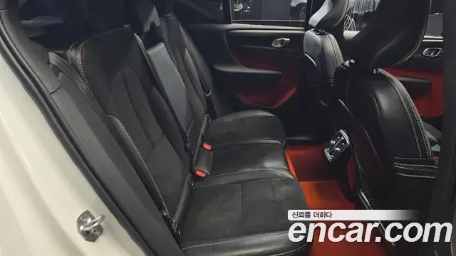 Volvo XC40 2021 — Photo 18/20