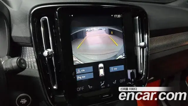 Volvo XC40 2021 — Photo 17/20