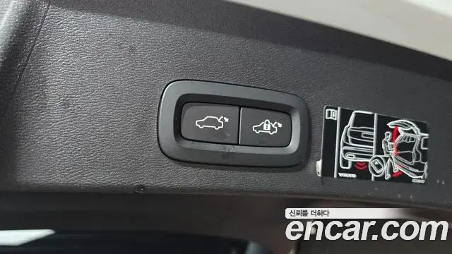 Volvo XC40 2021 — Photo 8/20