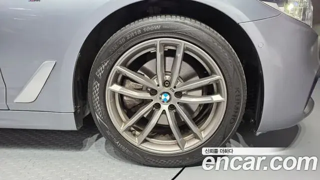 BMW 5 Series 2018 — Photo 8/20