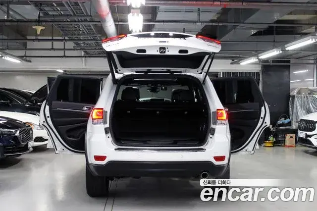 Jeep Grand Cherokee 2019 — Şəkil 16/20