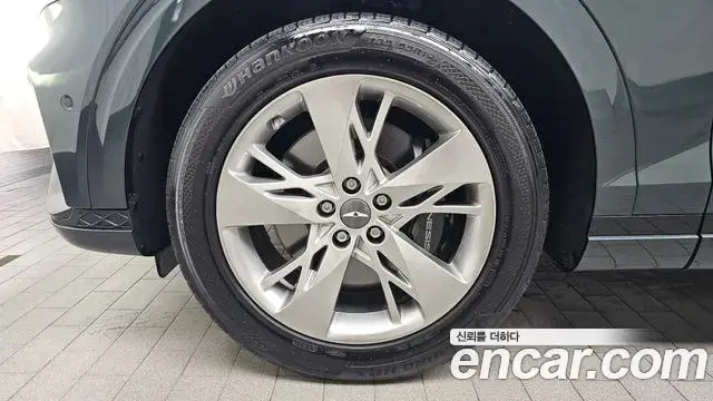 Genesis GV70 2021 — ფოტო 24/34