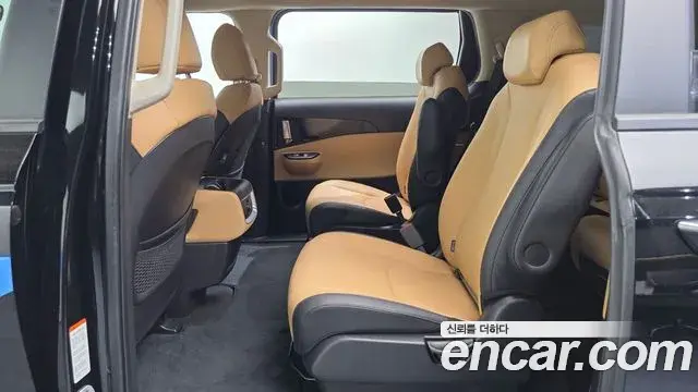 Kia Carnival 2022 — ფოტო 8/33