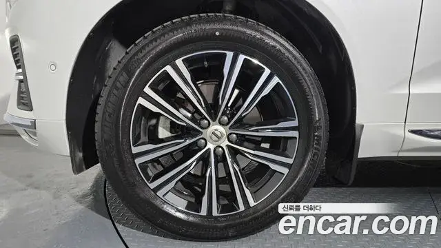 Volvo XC60 2022 — ფოტო 30/36