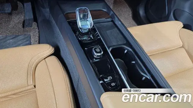 Volvo XC60 2022 — ფოტო 8/36