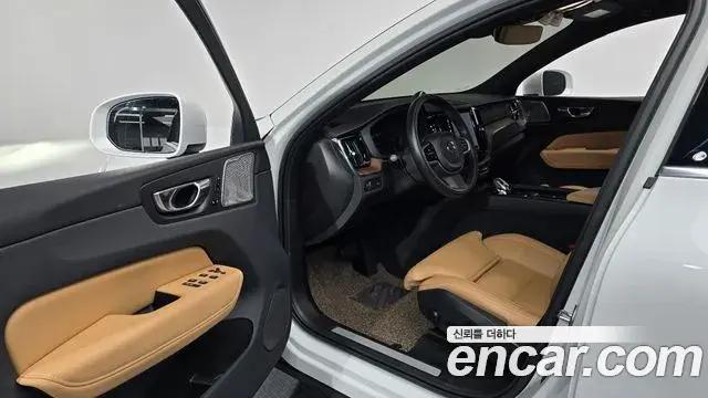 Volvo XC60 2022 — ფოტო 34/36