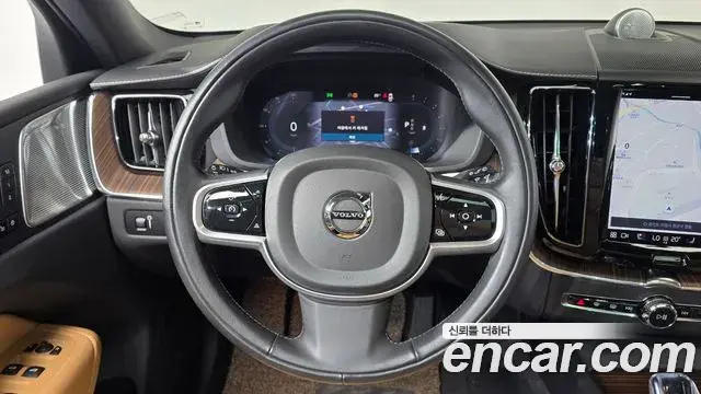 Volvo XC60 2022 — ფოტო 9/36