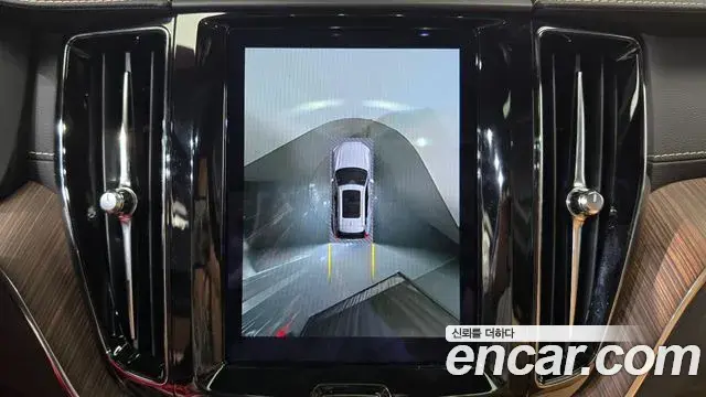 Volvo XC60 2022 — ფოტო 13/36