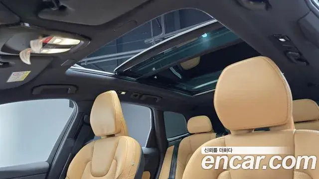 Volvo XC60 2022 — ფოტო 18/36