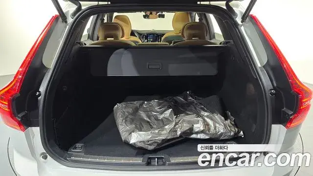 Volvo XC60 2022 — ფოტო 3/36