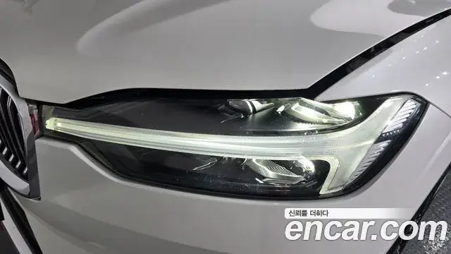 Volvo XC60 2022 — ფოტო 1/36