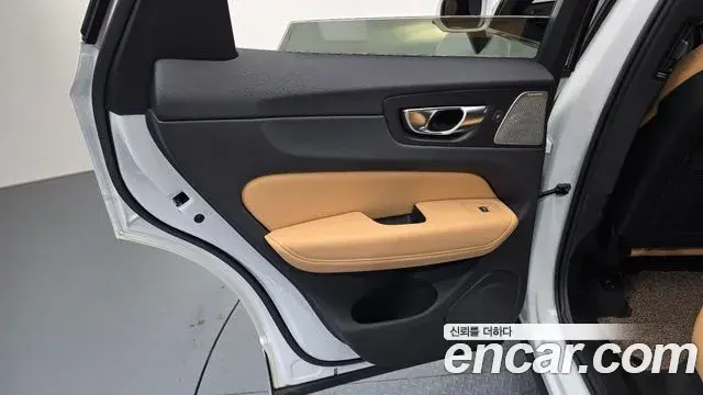 Volvo XC60 2022 — ფოტო 20/36