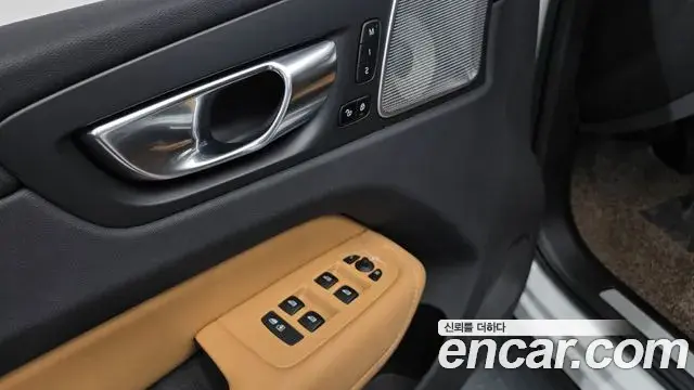 Volvo XC60 2022 — ფოტო 7/36