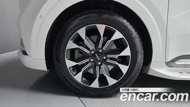 Kia Carnival 2023 — ფოტო 29/33