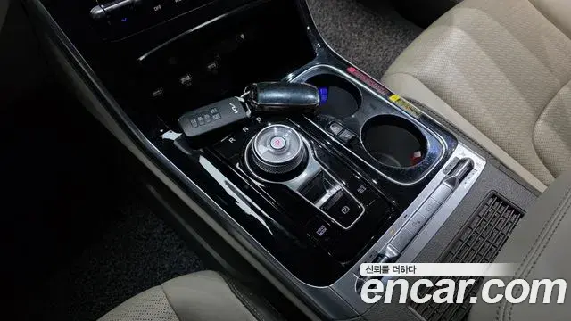 Kia Carnival 2023 — ფოტო 20/33