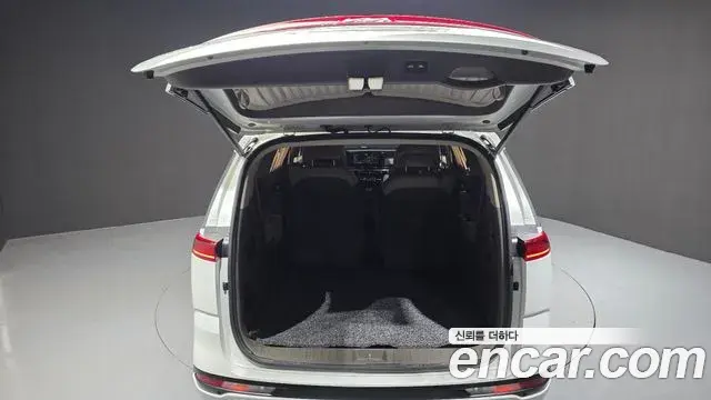 Kia Carnival 2023 — ფოტო 27/33