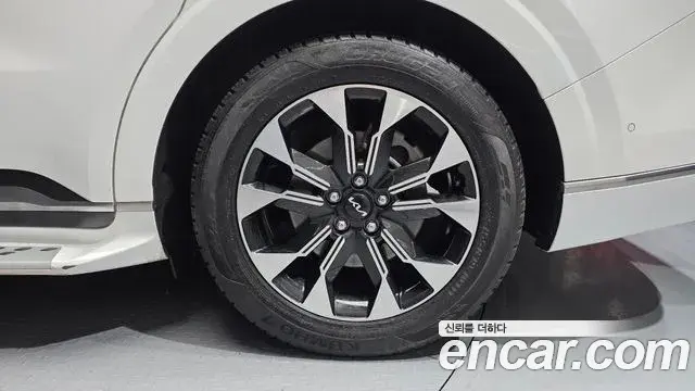 Kia Carnival 2023 — ფოტო 23/33