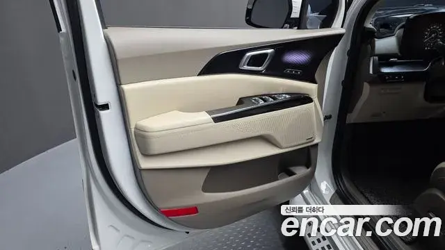 Kia Carnival 2023 — ფოტო 18/33