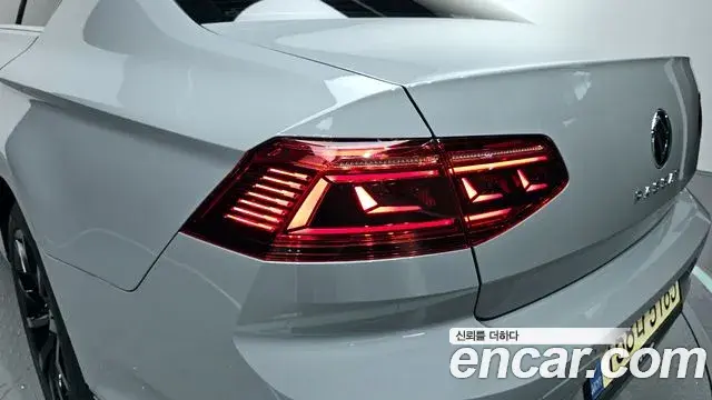 Volkswagen Passat GT 2022 — Photo 12/34
