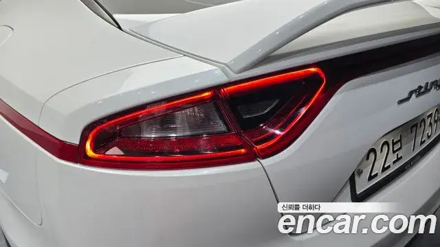 Kia Stinger 2018 — Şəkil 15/36