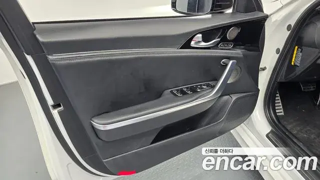 Kia Stinger 2018 — Şəkil 12/36
