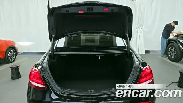Mercedes-Benz E-Class 2020 — Фото 20/20