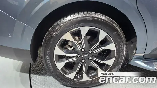 Kia Carnival 2022 — ფოტო 19/20