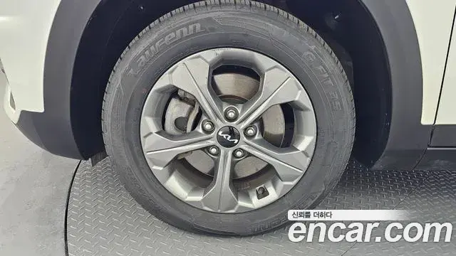 Kia Seltos 2022 — Şəkil 18/30