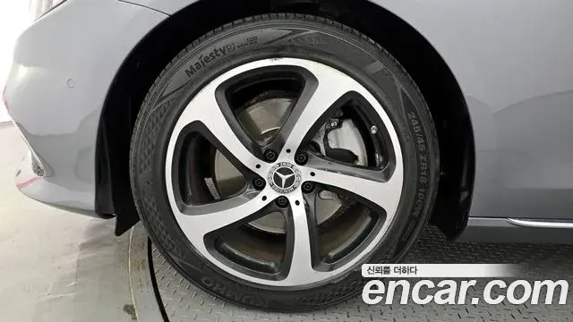 Mercedes-Benz E-Class 2019 — ფოტო 22/30