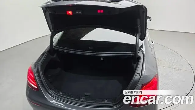 Mercedes-Benz E-Class 2019 — ფოტო 30/30