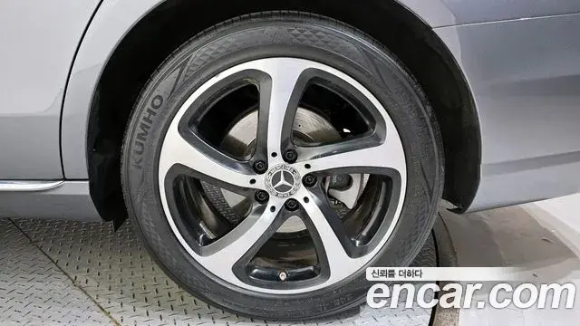 Mercedes-Benz E-Class 2019 — ფოტო 13/30