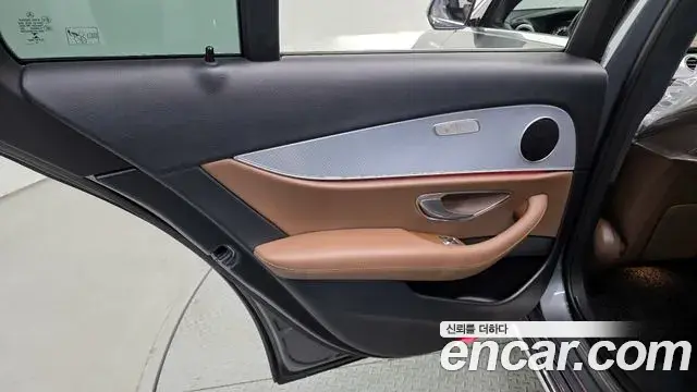 Mercedes-Benz E-Class 2019 — ფოტო 23/30