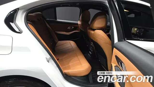 BMW 3 Series 2022 — ფოტო 22/34