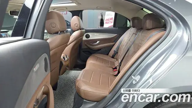Mercedes-Benz E-Class 2018 — Фото 12/20