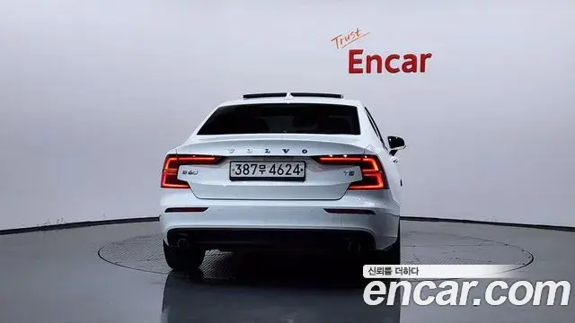 Volvo S60 2020 — Photo 32/36
