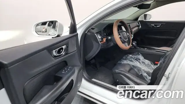 Volvo S60 2020 — Photo 10/36