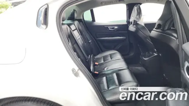 Volvo S60 2020 — Photo 5/36