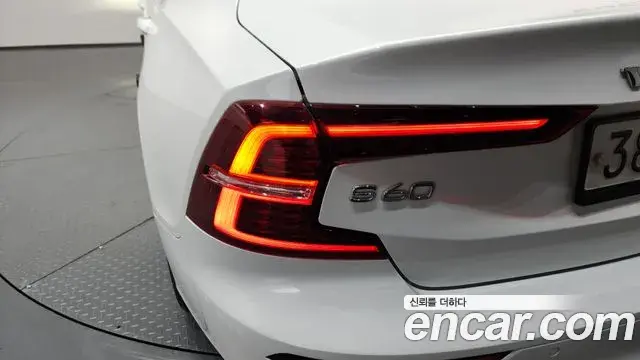 Volvo S60 2020 — Photo 27/36