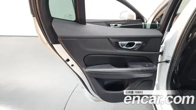 Volvo S60 2020 — Photo 8/36