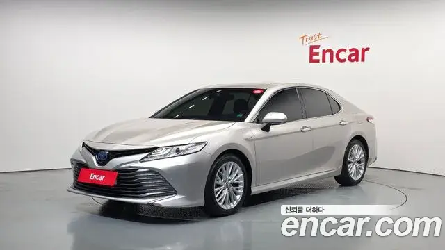 Toyota Camry 2018 — ფოტო 26/32