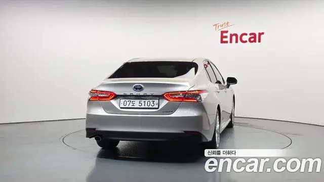 Toyota Camry 2018 — ფოტო 25/32