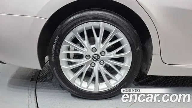 Toyota Camry 2018 — ფოტო 14/32
