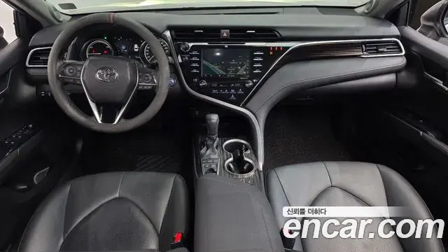 Toyota Camry 2018 — ფოტო 18/32